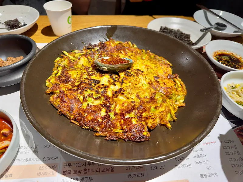 애호박전 위에 올려진 매콤한 양념이 입맛을 돋운다.