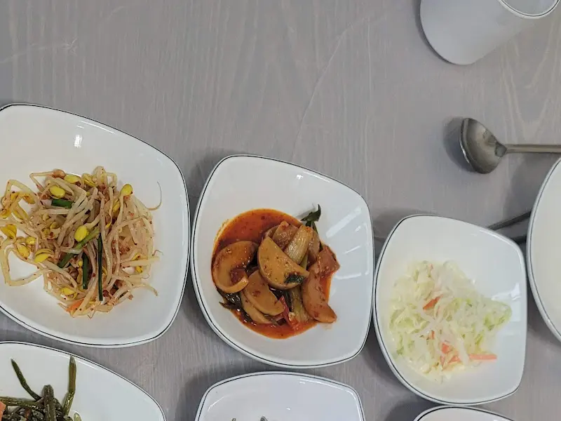 정갈하게 담겨 나온 밑반찬들