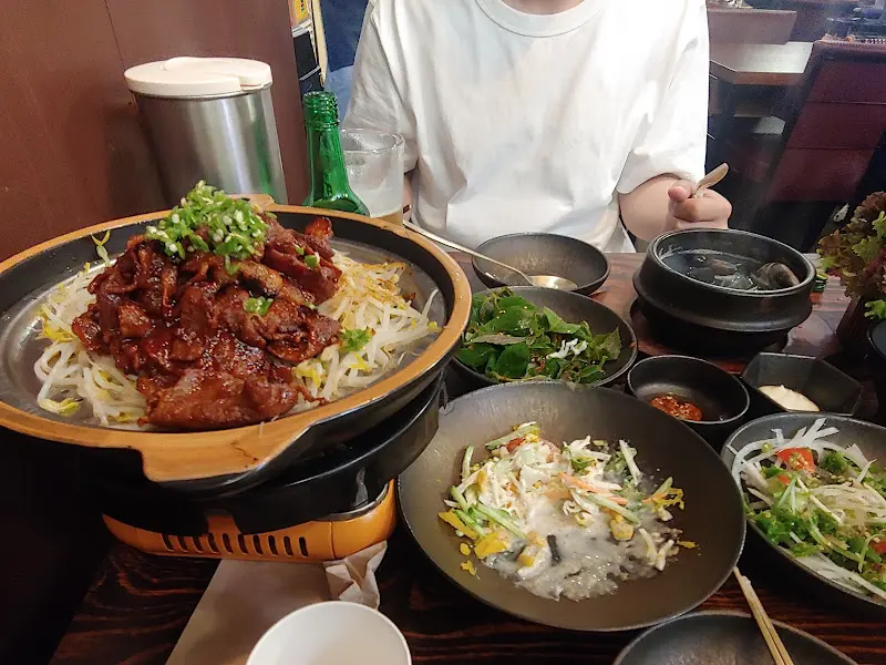 간장 불고기와 다채로운 밑반찬