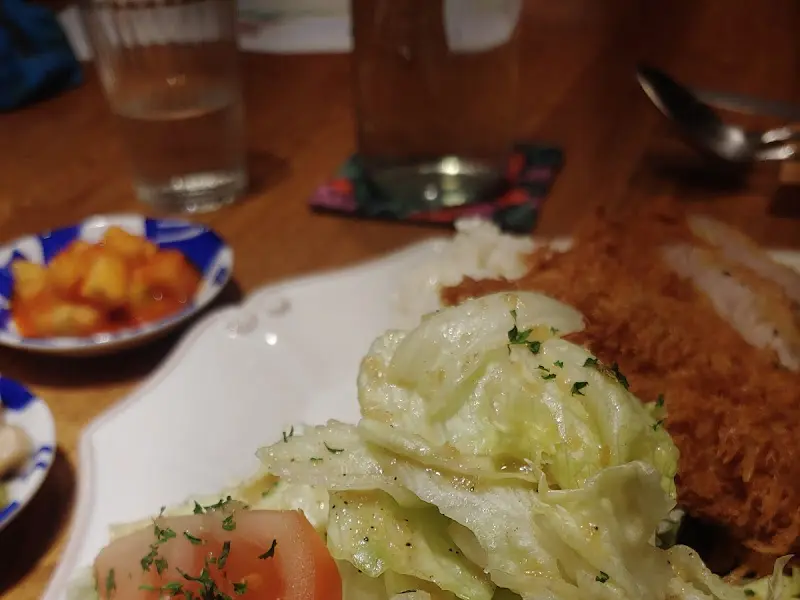 돈까스, 밥, 샐러드, 피클