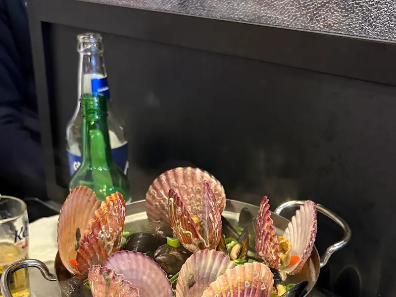 해산물이 가득 담긴 냄비