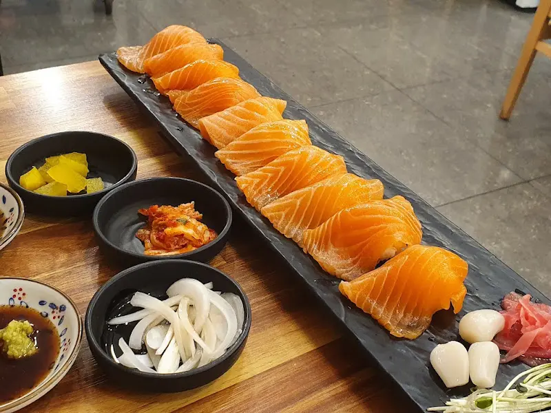 길게 늘어선 칸도라멘의 연어 초밥