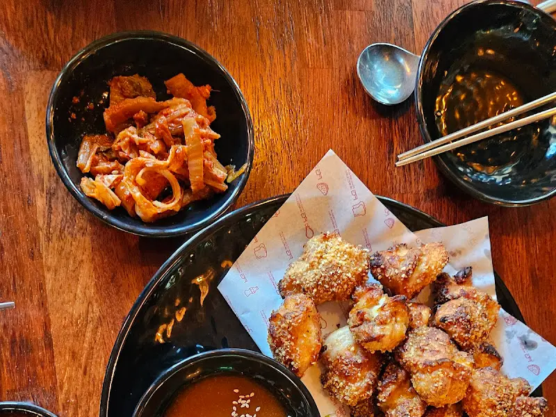 김치, 치킨, 물국수의 환상적인 조합