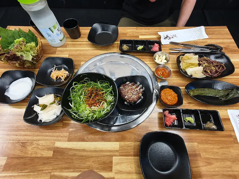 푸짐한 밑반찬 구성