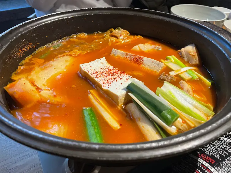 김치찌개에는 큼지막한 두부와 신선한 채소가 듬뿍 들어간다.