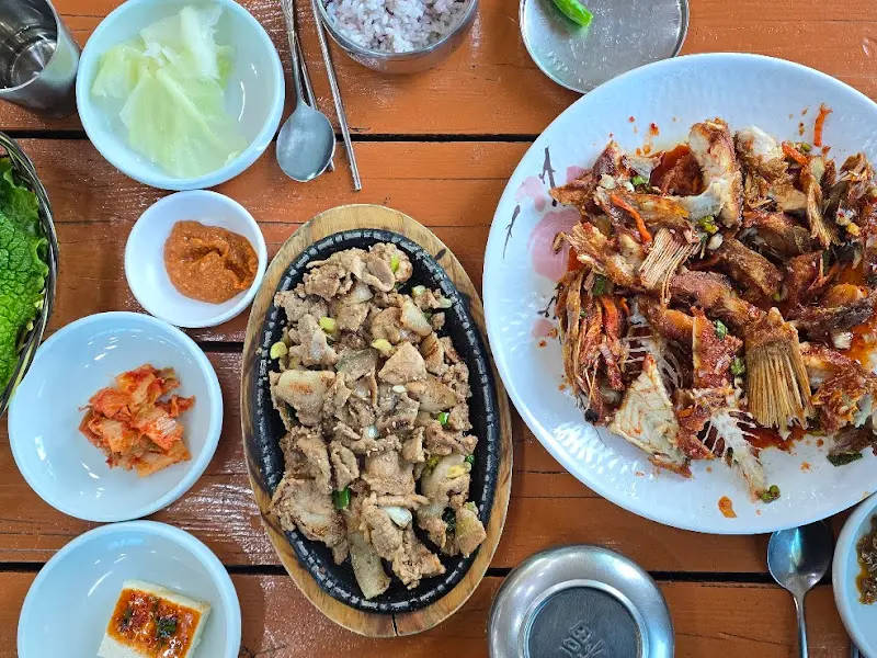 흑돼지 구이와 다양한 밑반찬