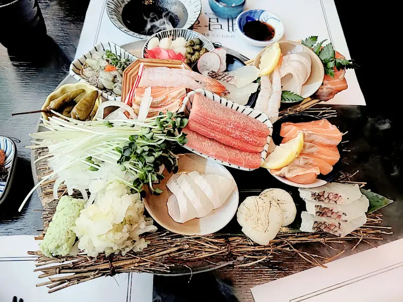 다양한 해산물이 담긴 모듬회