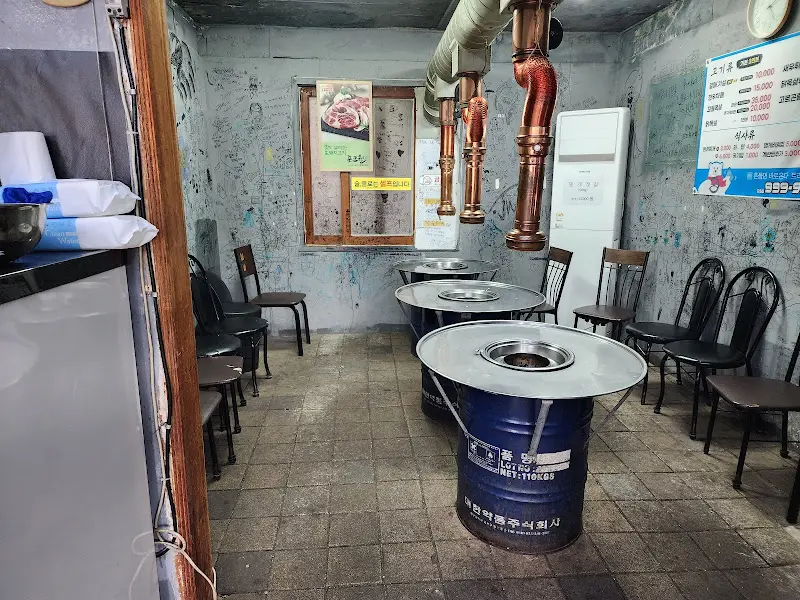 드럼통 테이블과 연통