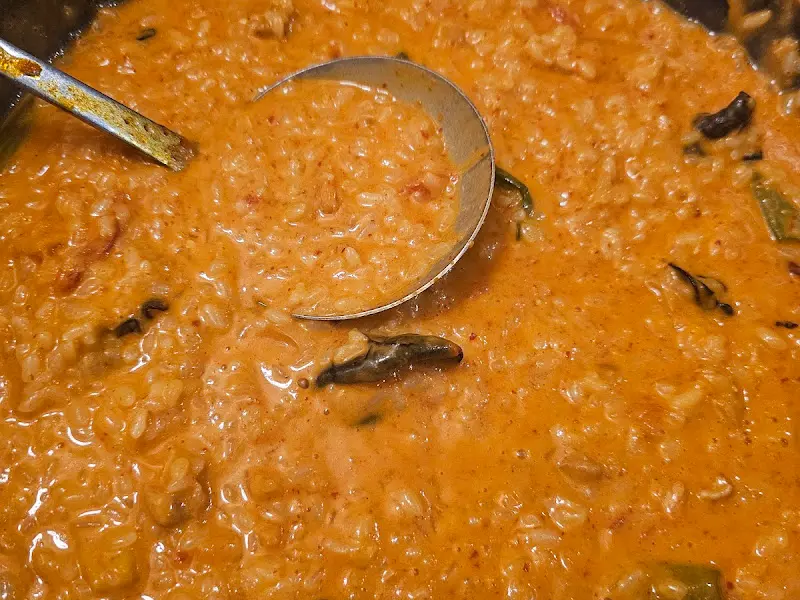 매콤하면서도 부드러운 닭볶음탕 국물에 밥을 비벼 먹으니 그 맛이 일품이었다.