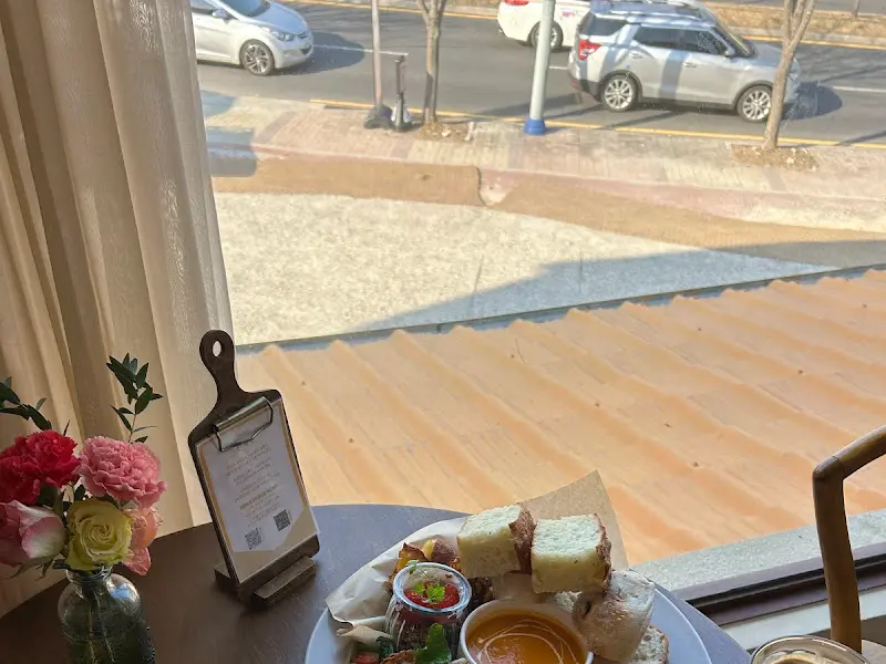 창가에서 바라본 브런치