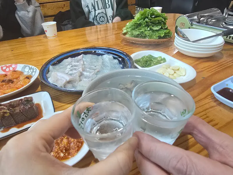 싱싱한 해산물과 함께 건배!