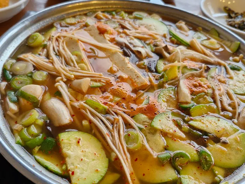 두부, 애호박, 버섯 등이 푸짐하게 들어간 두부전골 클로즈업 사진