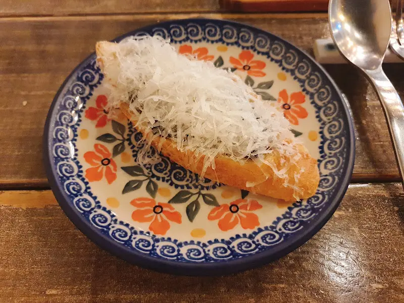 꽃무늬 접시에 담긴 브루스케타