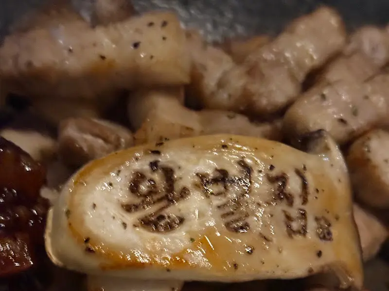 육즙 가득한 숙성 삼겹살 클로즈업