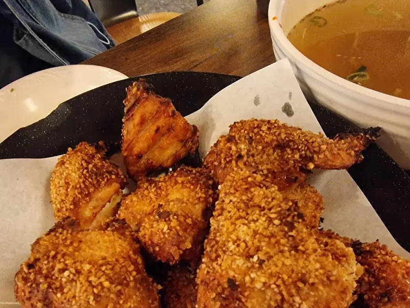 바삭하고 고소한 뼈치킨