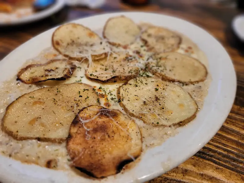 얇게 슬라이스된 감자가 크리미한 소스와 어우러진 부드러운 그라탕