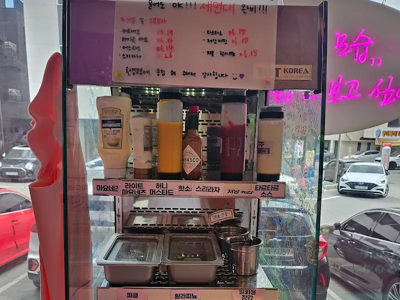 다양한 소스가 준비된 셀프바