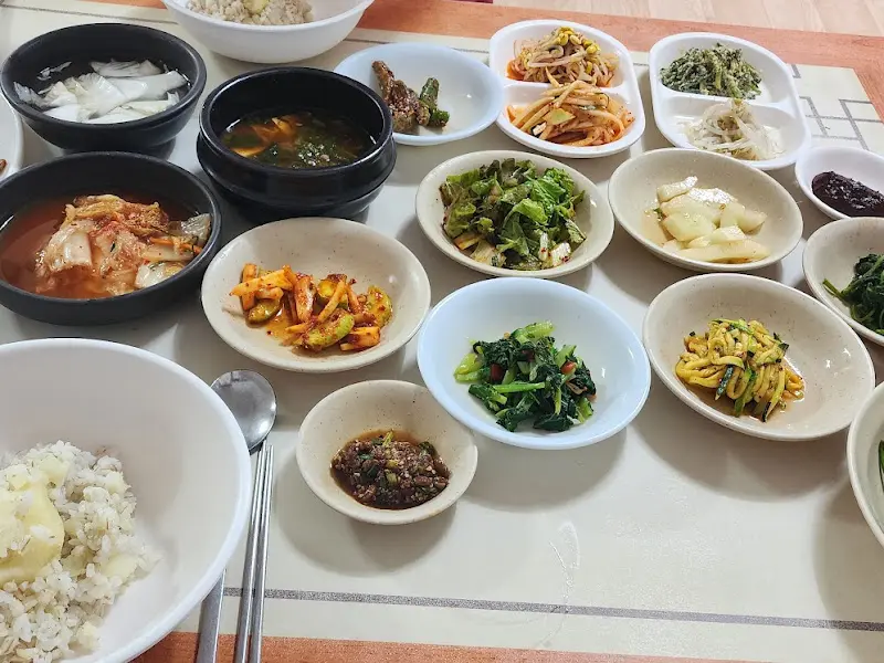 정갈하게 차려진 보리밥 한 상