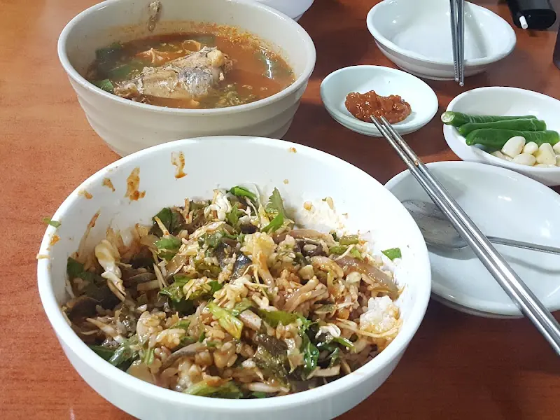 회비빔밥과 매운탕, 그리고 밑반찬