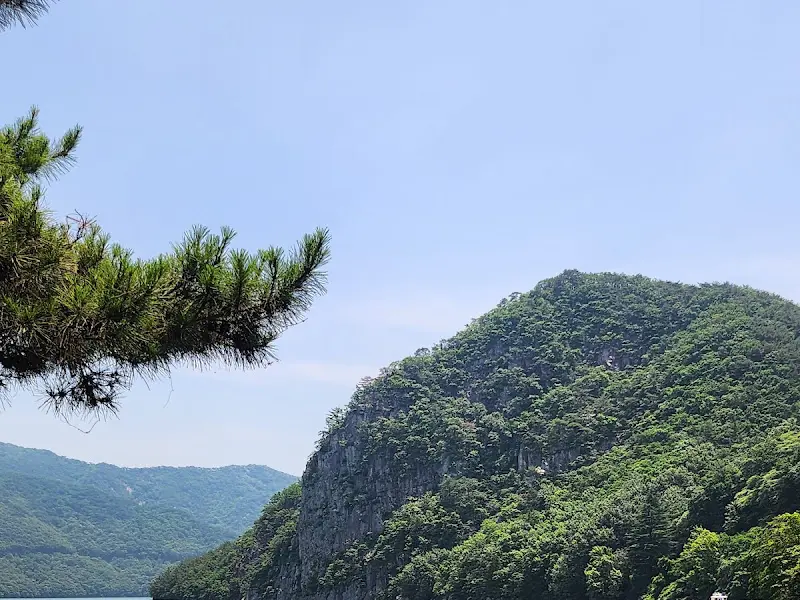 탁 트인 하늘과 산