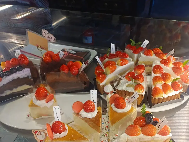 쇼케이스 안의 케이크