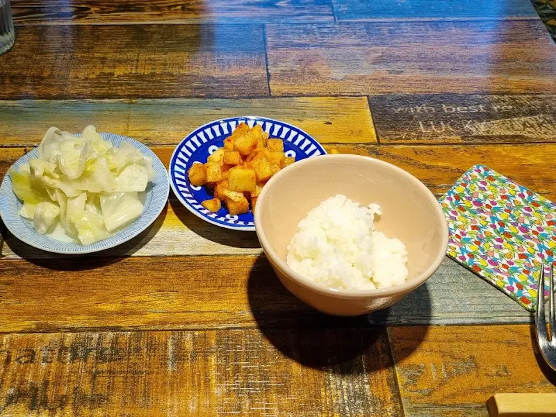 돈까스와 함께 제공되는 샐러드, 밥, 피클