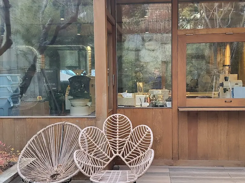 카페 외부 테라스 좌석