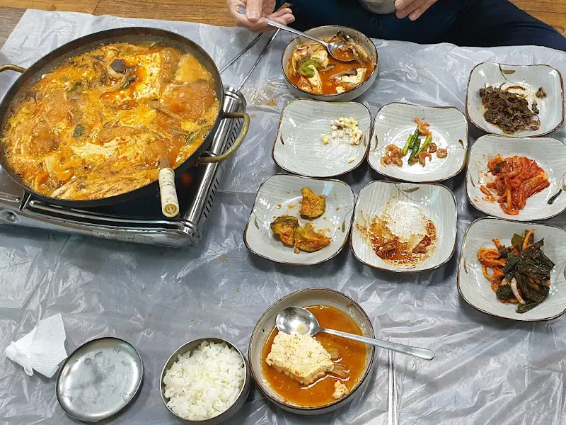 두부전골과 밑반찬