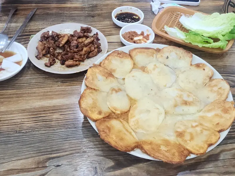 감자전, 닭불고기, 쌈채소, 곁들임 반찬