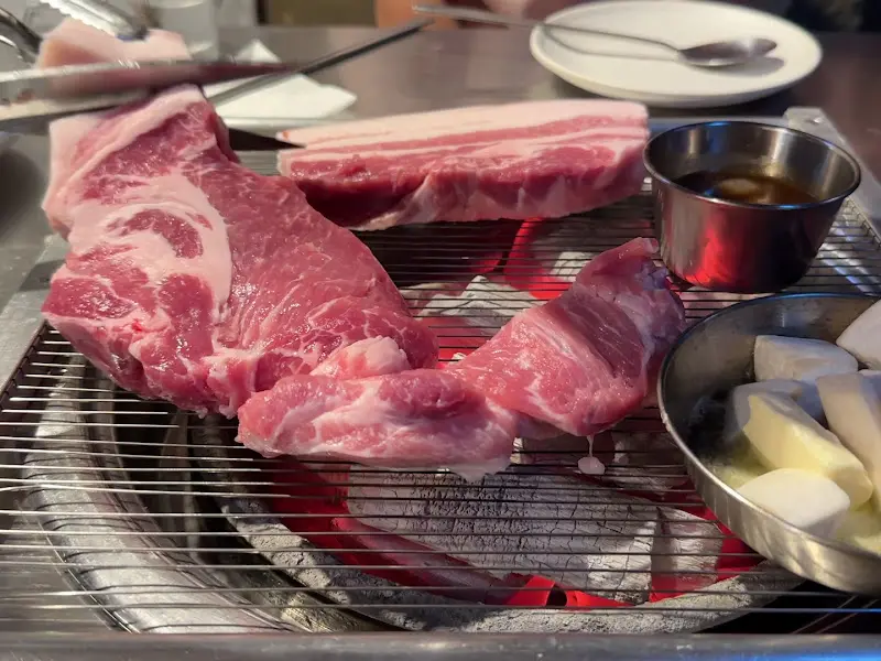 두툼한 제주 돼지 근고기의 자태