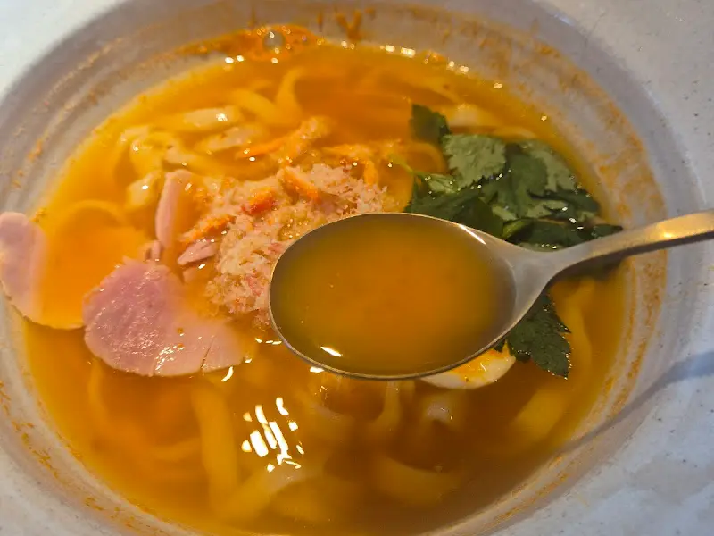 숟가락에 담긴 홍게칼국수 국물