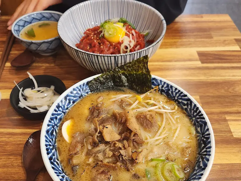 육회 덮밥과 라멘