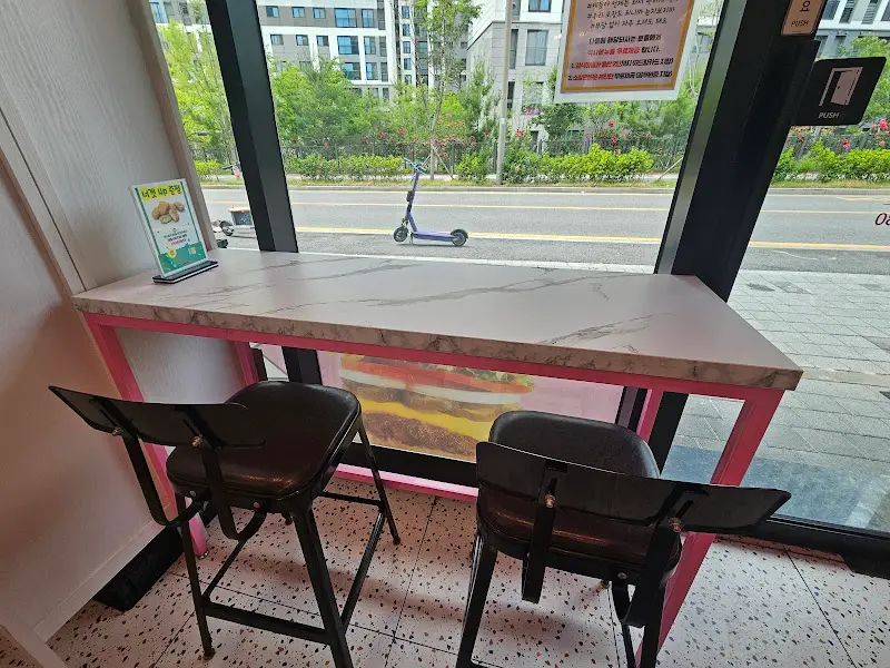 혼밥하기 좋은 창가 쪽 바 테이블