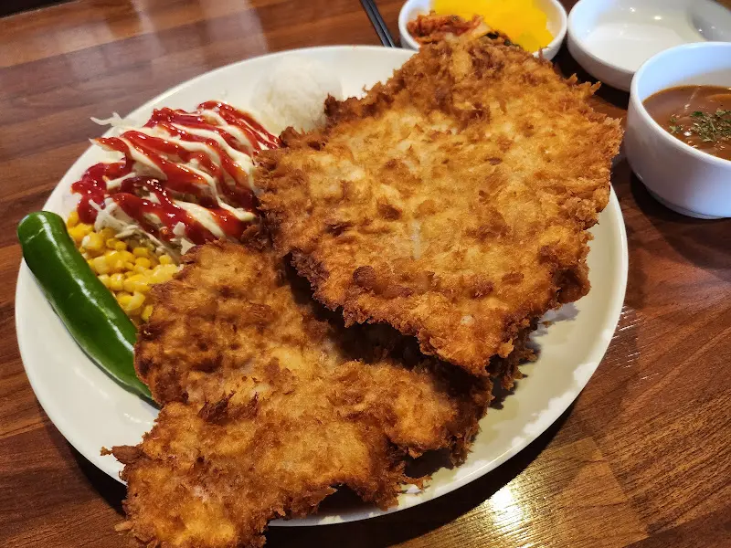 접시에 담긴 두 덩이의 돈까스