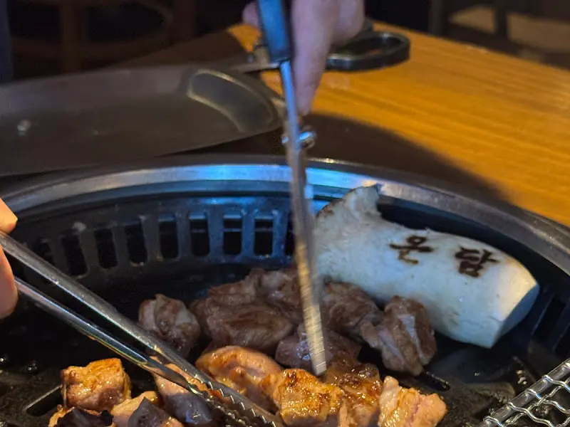 직원들이 직접 구워주는 고기