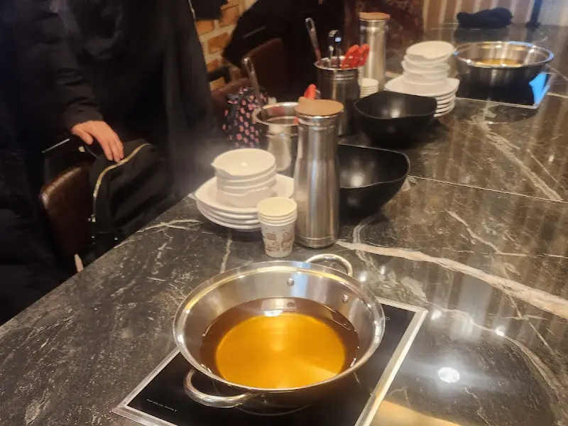 테이블에 놓인 샤브샤브 냄비