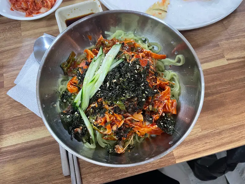맛깔스러운 비빔국수 클로즈업