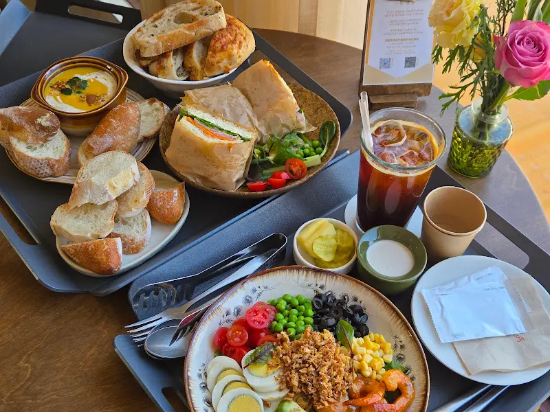 테이블에 놓인 브런치 메뉴들