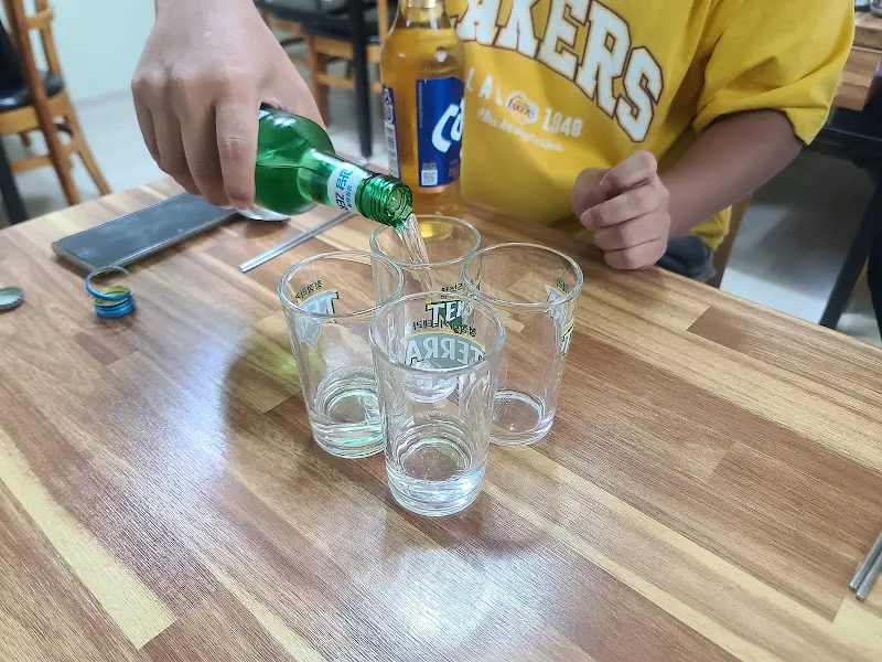 소주를 따르는 모습