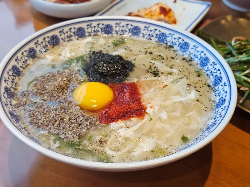 고소한 들깨가루와 김가루, 톡 터지는 노른자가 올라간 칼국수