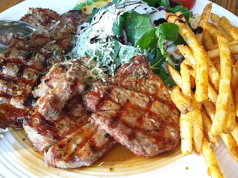 윤기가 흐르는 목살 스테이크