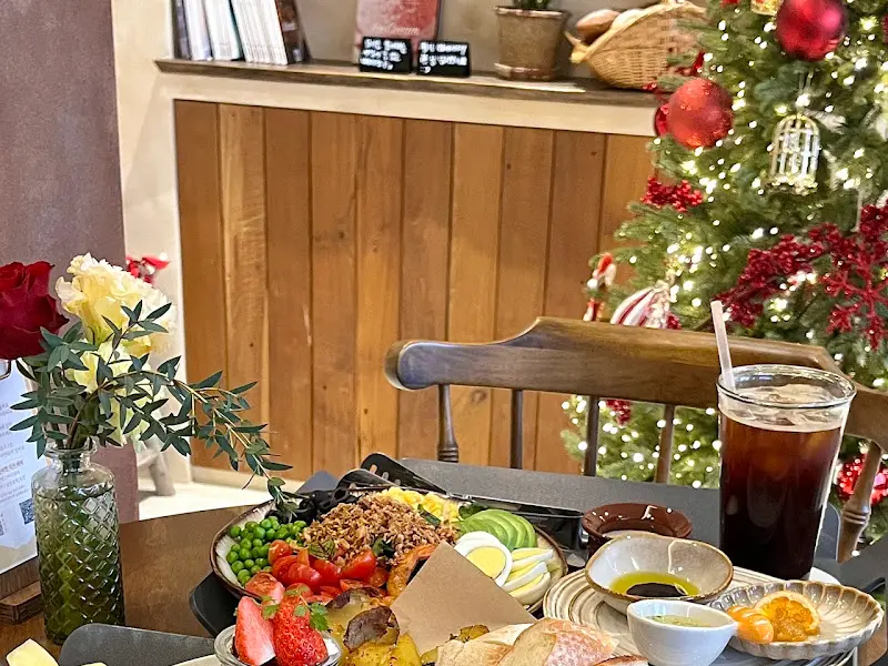 크리스마스 장식과 브런치 메뉴가 놓인 테이블