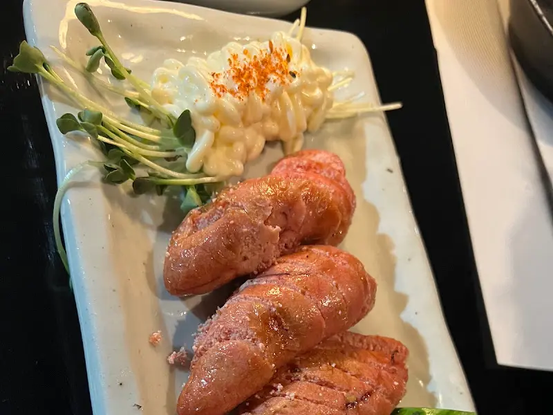 명란과 마요네즈, 새싹 채소가 담긴 접시