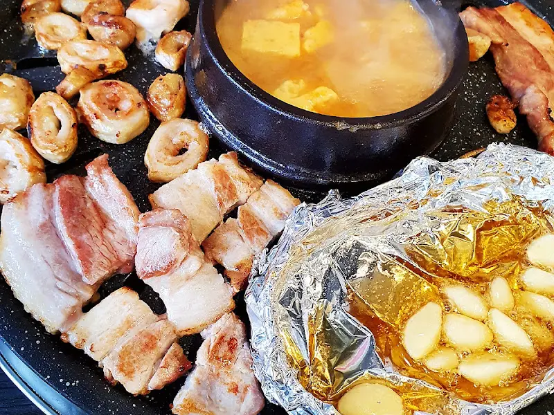 불판 위의 고기와 마늘, 된장찌개