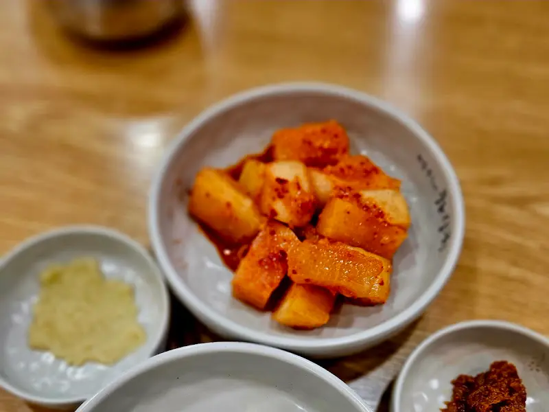 용두네해장국 깍두기