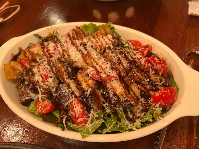 싱그러운 채소와 구운 버섯, 방울토마토가 조화로운 샐러드