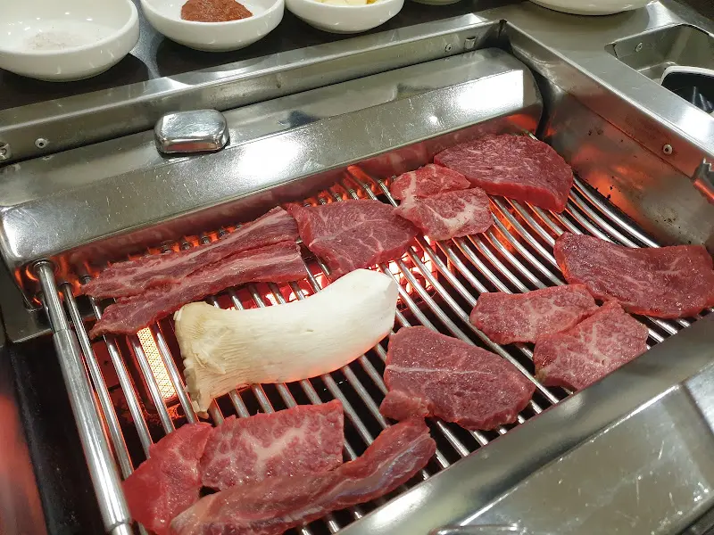 숯불 위에서 익어가는 한우의 모습