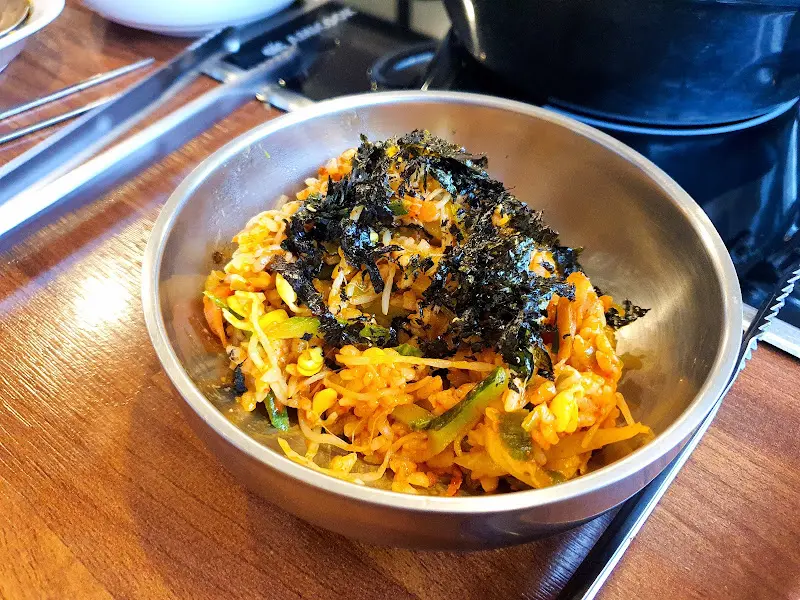 고소한 김가루가 듬뿍 뿌려진 비빔밥