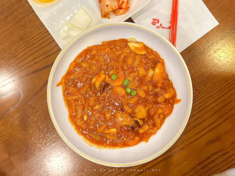 새우, 오징어 등 해산물이 아낌없이 들어간 물짜장의 모습