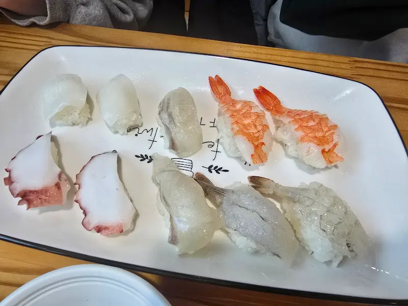 다소 아쉬웠던 모듬 초밥